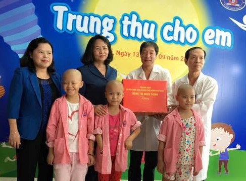 ​អនុប្រធានរដ្ឋ Dang Thi Ngoc Thinh ប្រគល់ជូនអំណោយបុណ្យ Trung Thu ចំពោះកុមារ - ảnh 1